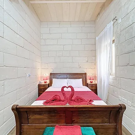 Charming Maltese Townhouse - Prime Gzira Location Holiday home