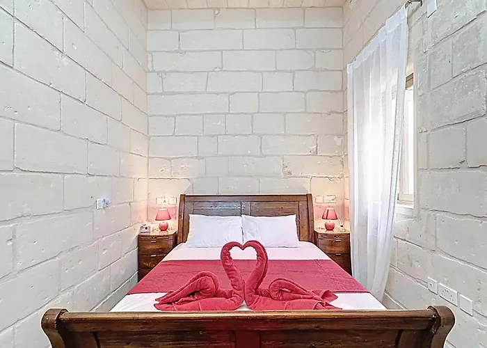 Charming Maltese Townhouse - Prime Gzira Location Holiday home