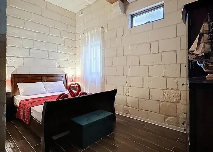 Charming Maltese Townhouse - Prime Gzira Location Holiday home Gzira