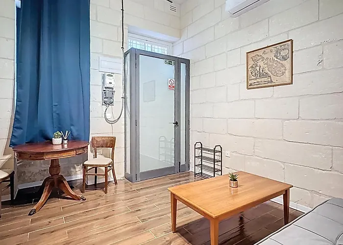 Charming Maltese Townhouse - Prime Gzira Location *