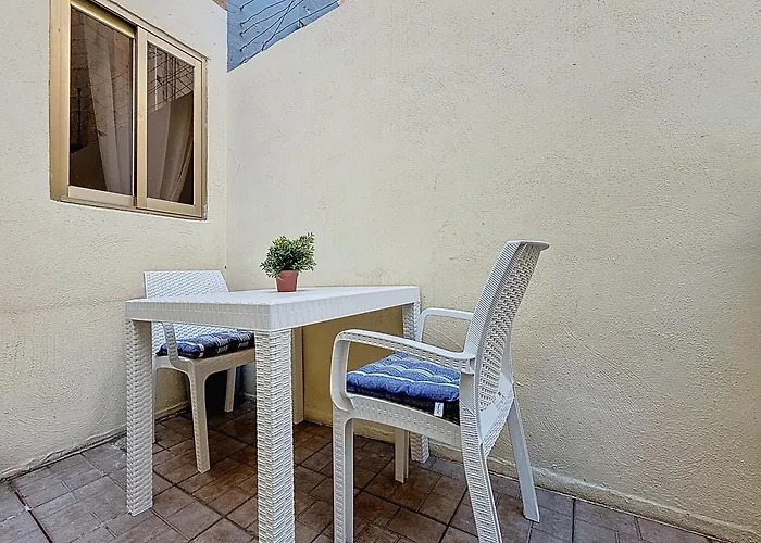 Charming Maltese Townhouse - Prime Gzira Location Holiday home *