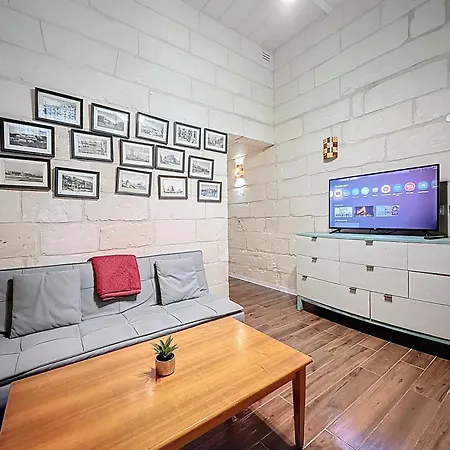 Charming Maltese Townhouse - Prime Location Casa de Férias