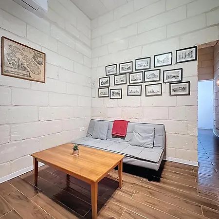 Charming Maltese Townhouse - Prime Location Casa de Férias