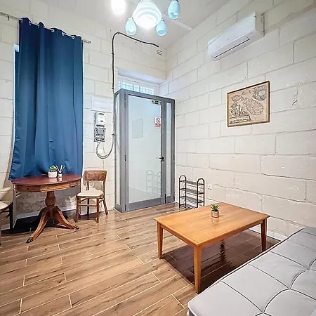 Charming Maltese Townhouse - Prime Gzira Location *