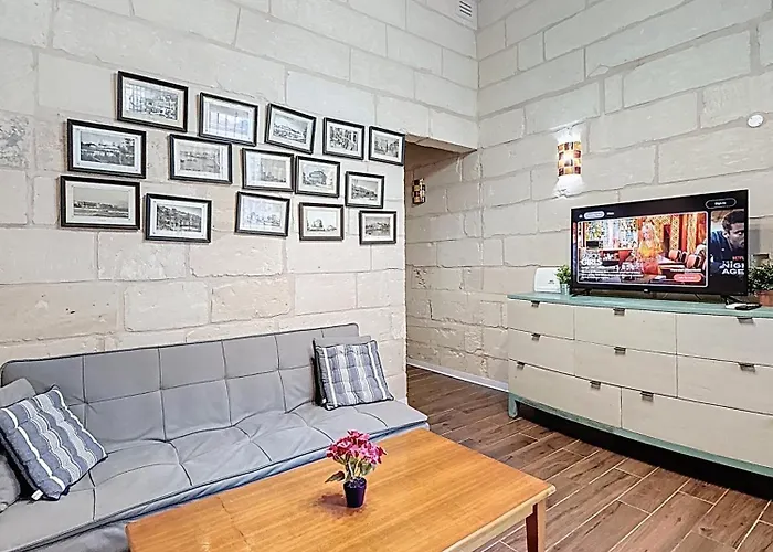 Casa de Férias Charming Maltese Townhouse - Prime Gzira Location