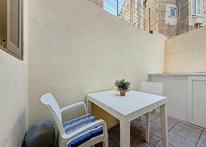 Charming Maltese Townhouse - Prime Gzira Location Gzira