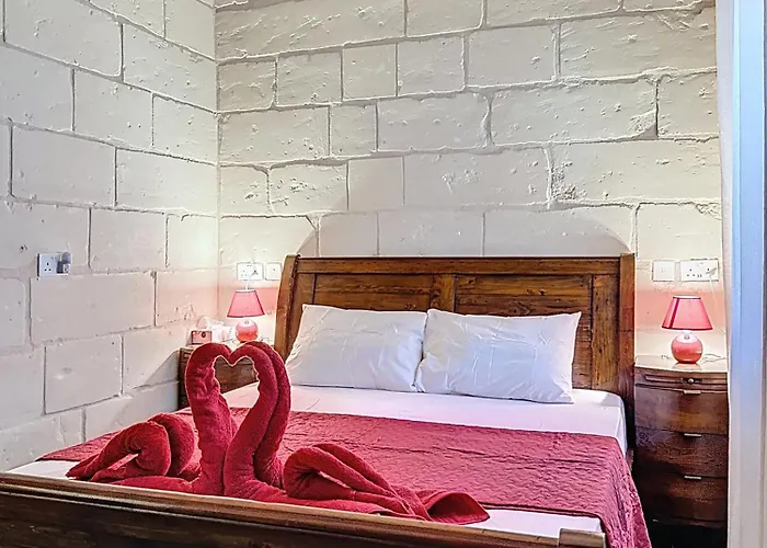 Case de vacanță Charming Maltese Townhouse - Prime Gzira Location *