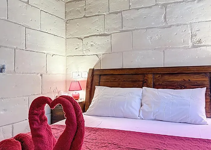 Casa de Férias Charming Maltese Townhouse - Prime Gzira Location *