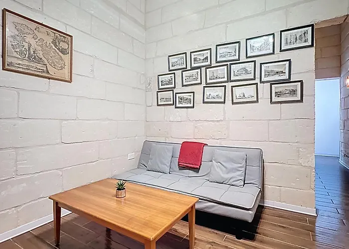 Charming Maltese Townhouse - Prime Gzira Location Case de vacanță